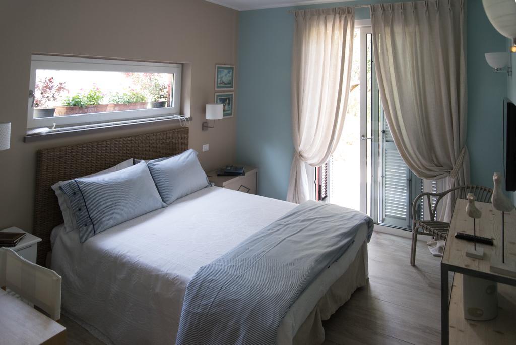 B&B La Dimora Del Garda Сирмионе Стая снимка